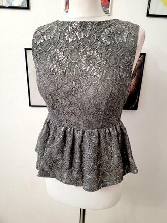 Krásne sivé čipkové tričko s volánom. veľkosť s., s
