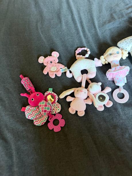 Balík oblečenia a hračiek pre dievčatko, 