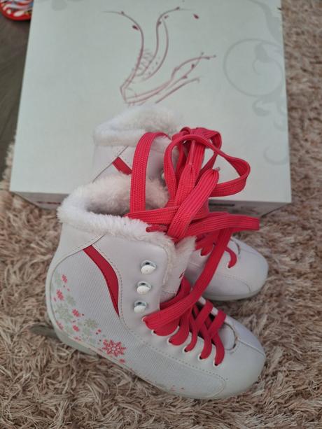 Dievčenské korčule, crowned,35