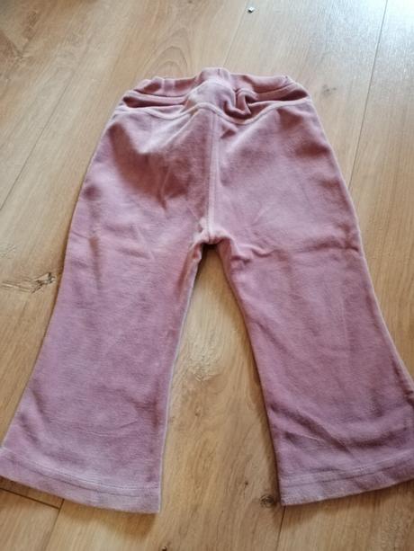 Ružové zamatové tepláky, 86