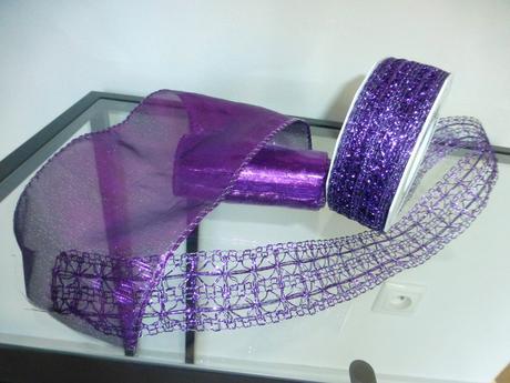 Fialové stuhy na stromček, 