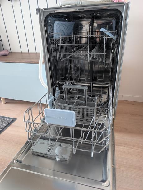 Umývačka riadu - vstavaná / 45cm, beko