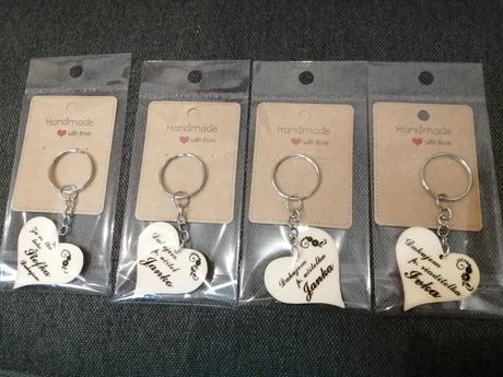 Drevená kľúčenka gravírovaná s vlastným textom,