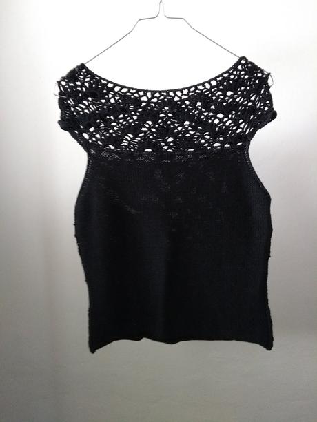 Hačkovany top čierny, s