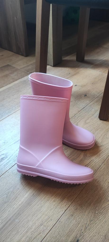 Ružové gumáky, nelli blu,33