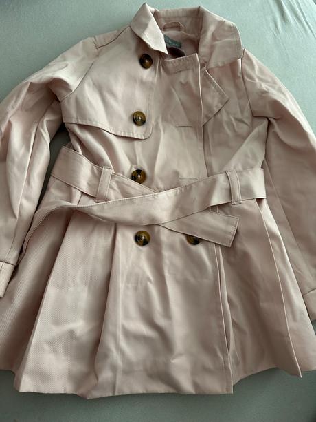 Ružový trenčkot, 104