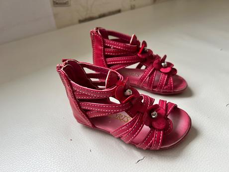 Kvietkovane sandálky, 22