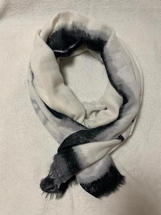 Tenký šál s kvetom,