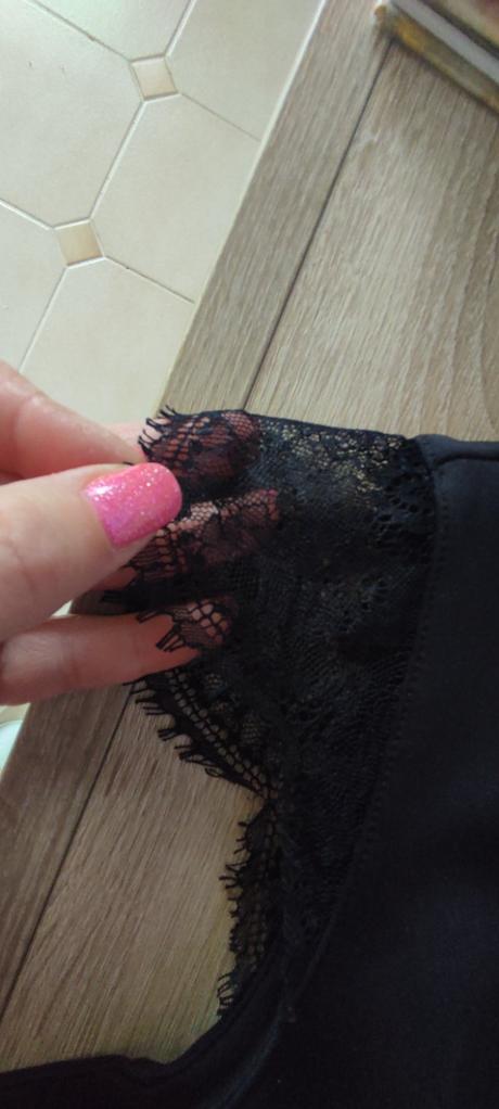 Puzdrové šaty s čipkou kocca, s