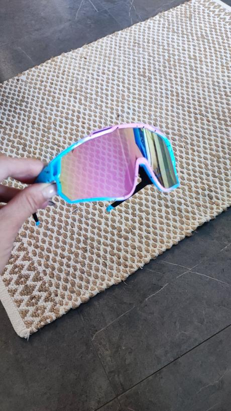 Športové slnečné okuliare,