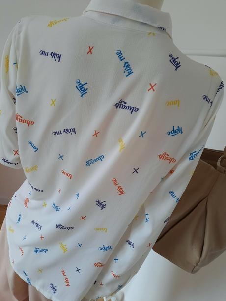 Halenka s nápismi, m