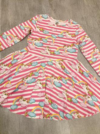 Jednorožcové točiace šaty, 110