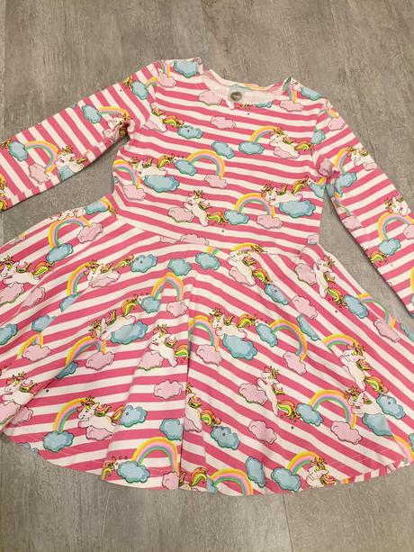 Jednorožcové točiace šaty, 110