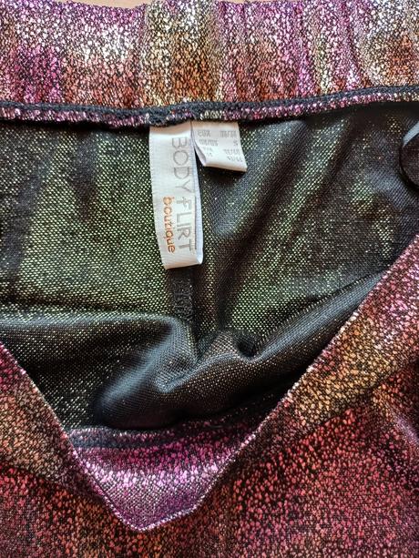 Trblietavé šaty, 38