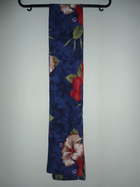 Tmavomodre kvetovane saty, m