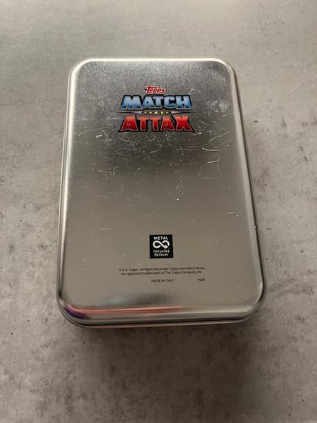 Plechovka match attax extra red hot heroes, 