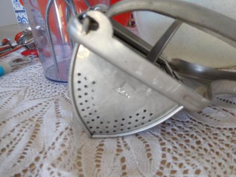 Ručný šľahač, plastové nadoby do kuchyne,, 