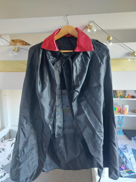 Karnevalový plášť-upir, 