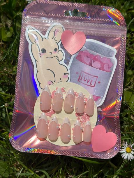 Nové umelé nechty s perličkami, 