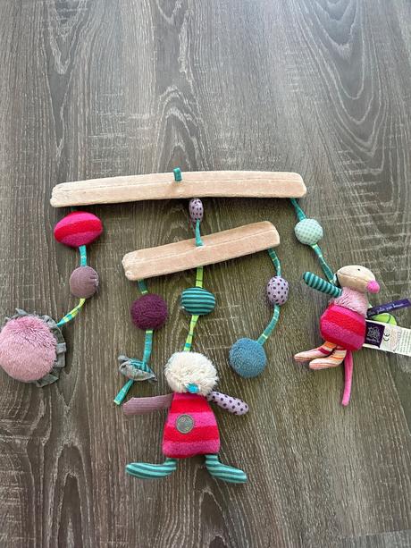 Moulin roty hracky nad postielku,