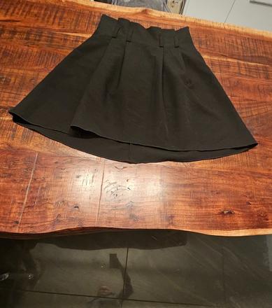 Sukňa po kolená s vysokým pásom, s