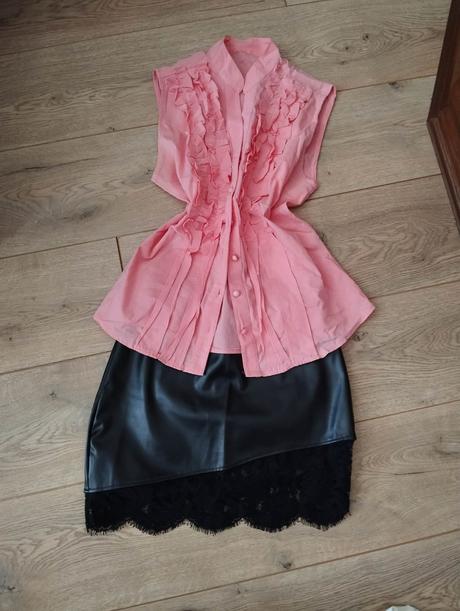 Dámska ružová blúzka s volánmi, m