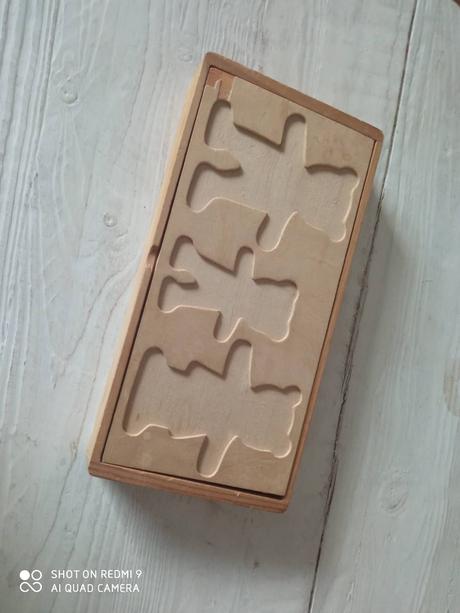 Drevená hra na obliekanie rodina mackov, 