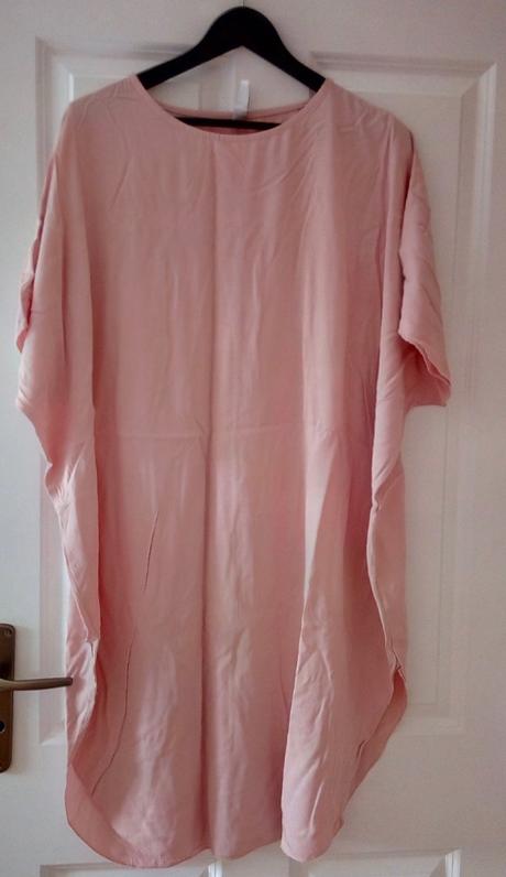 Bledoružové šaty, univelkosť,
