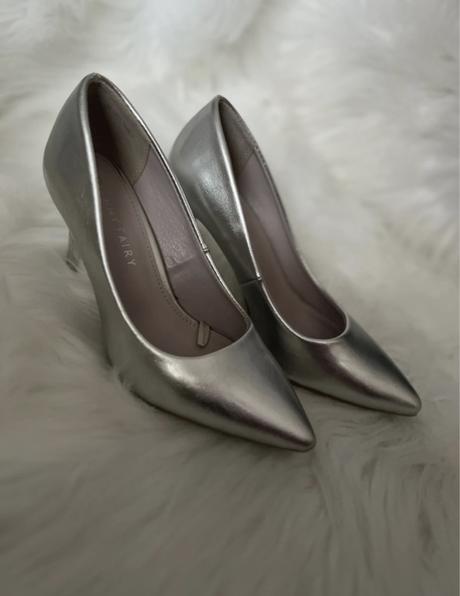 Strieborné lodičky, 35