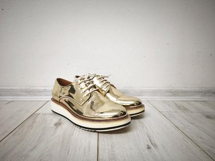 Zlaté mokasíny clowse, 39