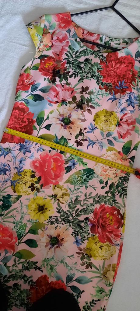 Kvetované púzdrové šaty, m