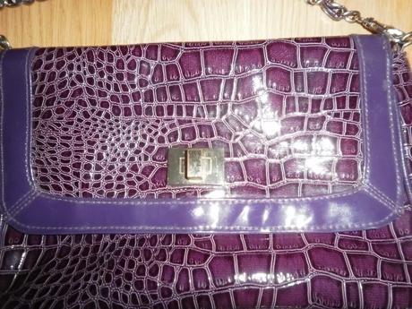 Fialová kabelka,