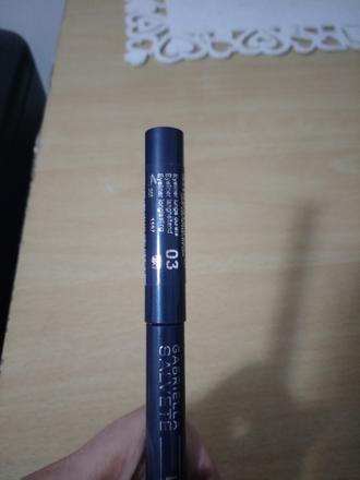 Tmavomodrá tekuta linka na oci, 