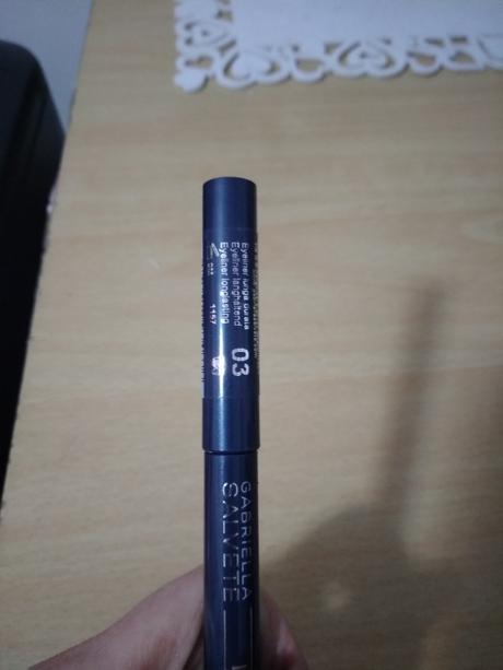 Tmavomodrá tekuta linka na oci, 