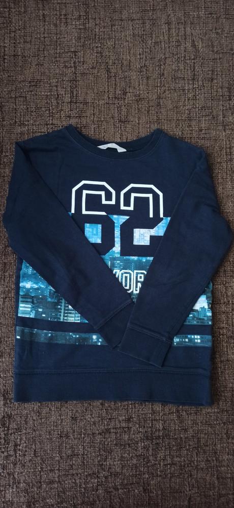 Tmavomodrá mikina, 134