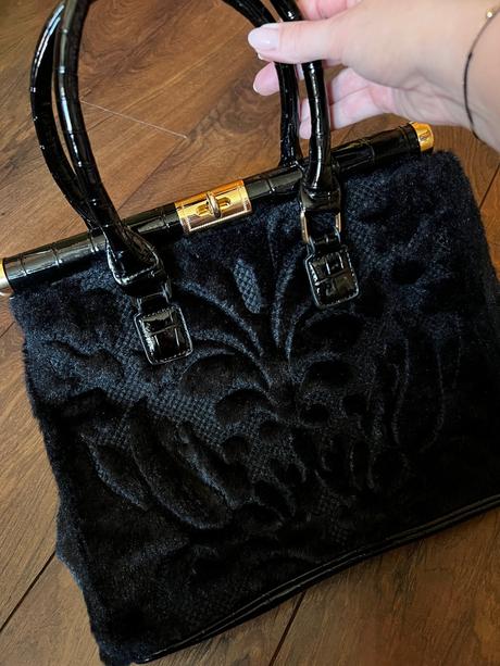 Krásna čierna kabelka, 