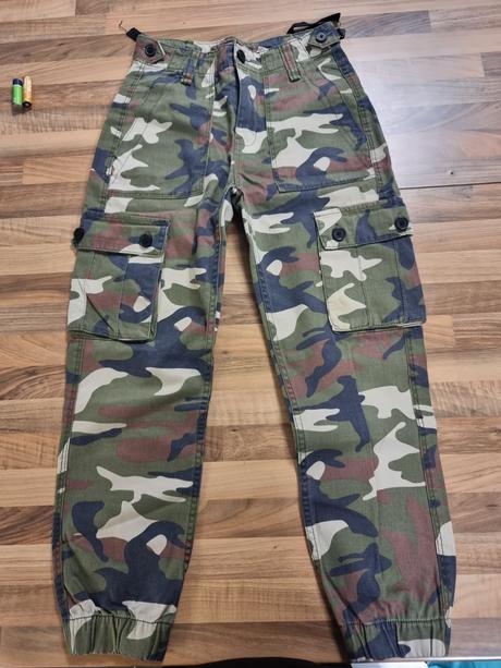 Maskacove nohavice, bershka,32