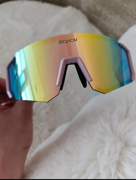 Športové slnečné okuliare pastelové farby, 