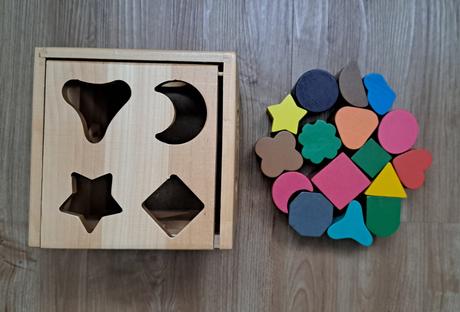Drevená otváracia kocka na vkladanie tvarov, 