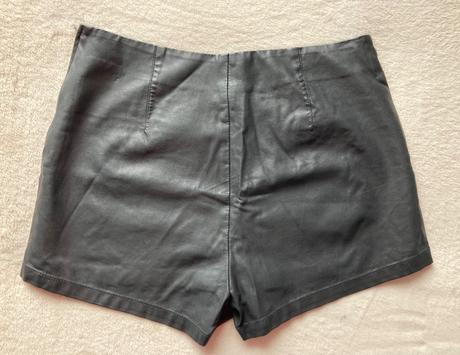 Koženkové šortky, 38
