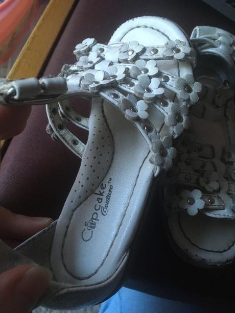 Kožené sandálky cup cake biele kvietky, deichmann,25