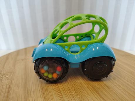 Svetlo modré autíčko oball, rattle&roll, 11,5 cm,