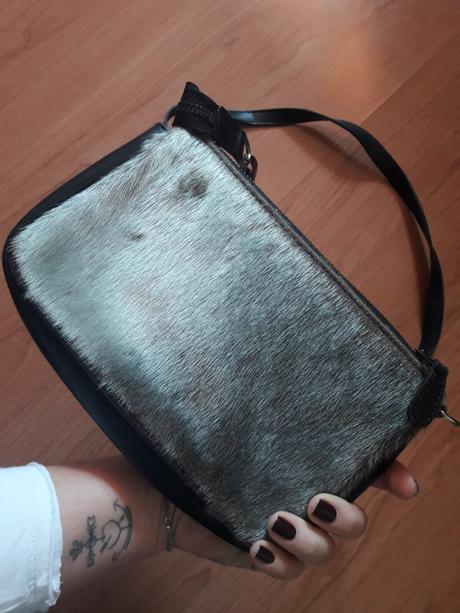 Kabelka s kozusinou,