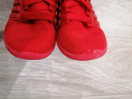 Červené tenisky, 27
