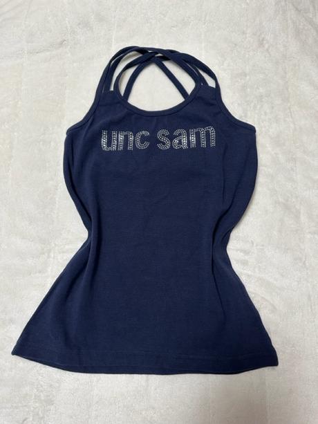 Tielko s prekríženými ramienkami a nápisom značky, m / s