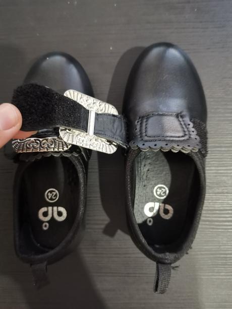 Čierne topánočky s prackou, 23