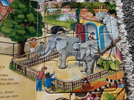Knižka s puzzle v zoo,