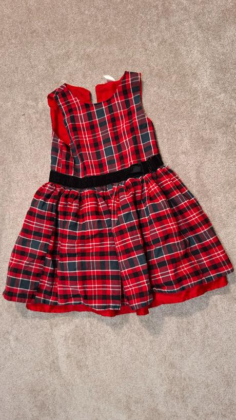 Predám krasne dievčenské saty vel.122, 122