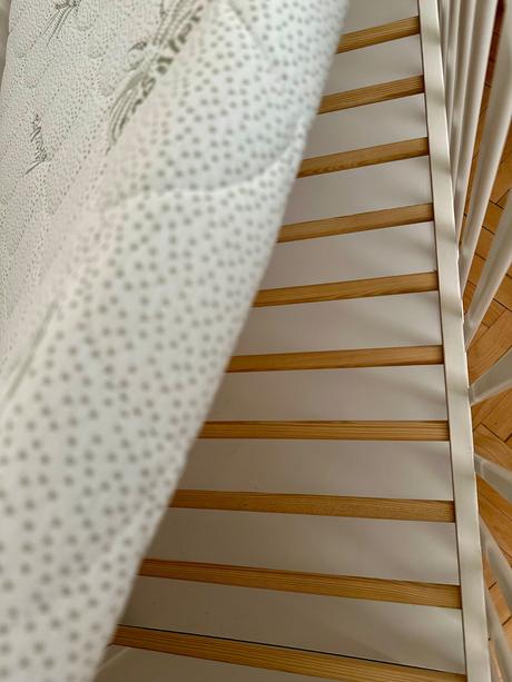 Drevena biela postielka so suflikom, šírka (cm): 60,dĺžka (cm): 120