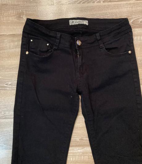 Čierne rifle veľ.l-29,majú zlaté zdobenie, l